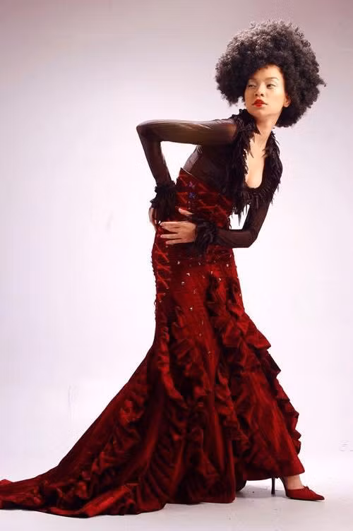 Ngay cả Hồ Ngọc Hà thuở mới vào nghề cũng có tạo dáng khá lạ lùng.