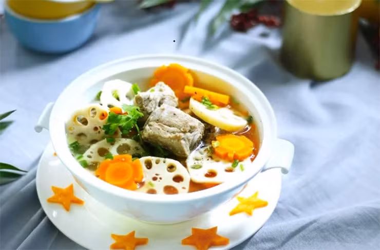 Củ sen ngoài được mua về làm món ăn thì còn có tác dụng trong y học làm thuốc chữa bệnh, được xem là hướng đi mới phát triển kinh tế.