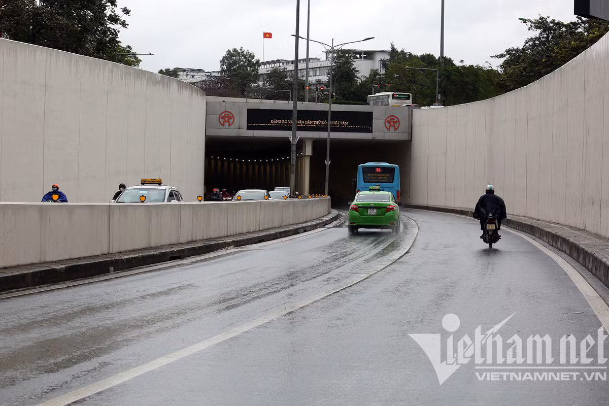 Mua ret buot o Ha Noi, can thu van dam minh o ho Guom-Hinh-11