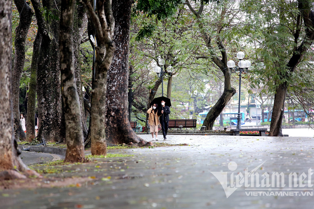 Mua ret buot o Ha Noi, can thu van dam minh o ho Guom-Hinh-7