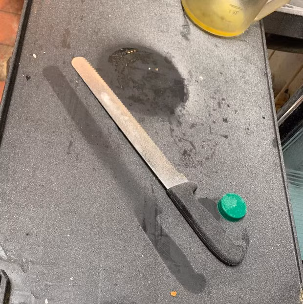 12. Có phải con dao đang lơ lửng trên không trung không?