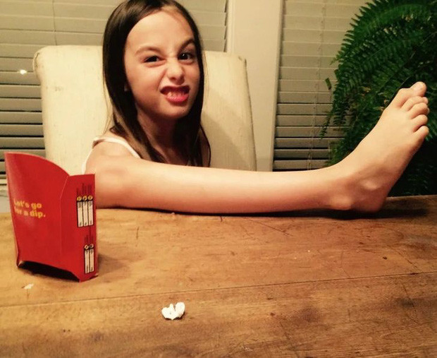 11. Cô bé có cái tay sợ chưa kìa.