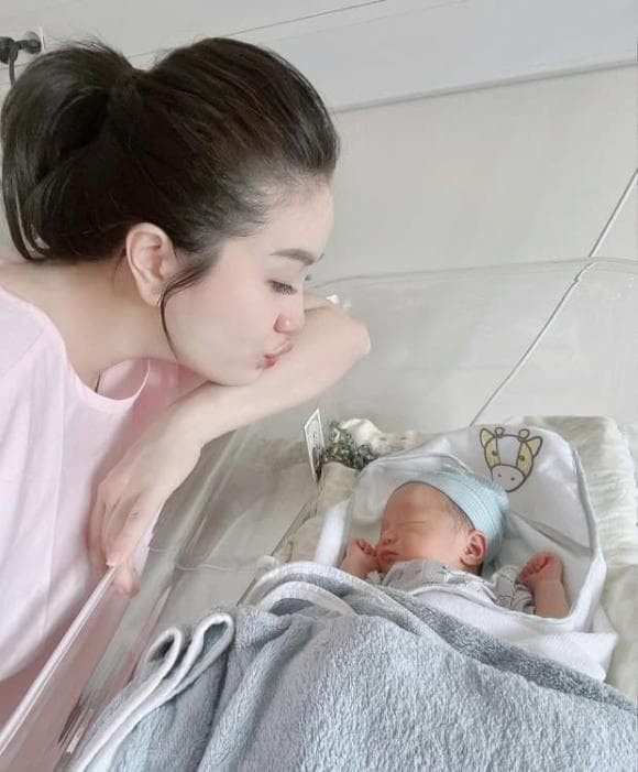 Bao Thy hiem hoi khoe can mat con trai hon 3 thang tuoi-Hinh-5