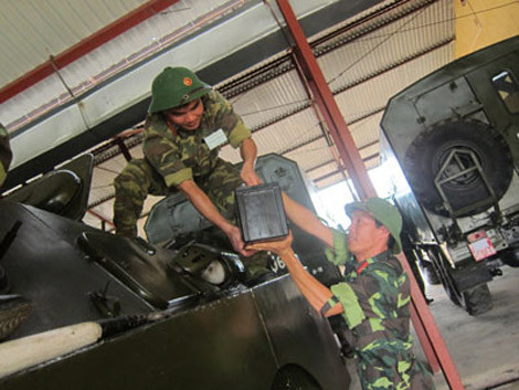 Tiến hành mở niêm xe tăng - thiết giáp hành quân ra thực địa.