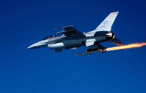 F-16 phóng tên lửa không đối không AIM-120.