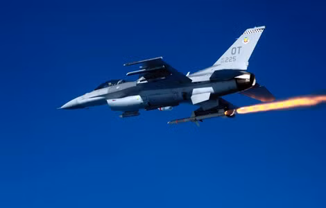F-16 phóng tên lửa không đối không AIM-120.