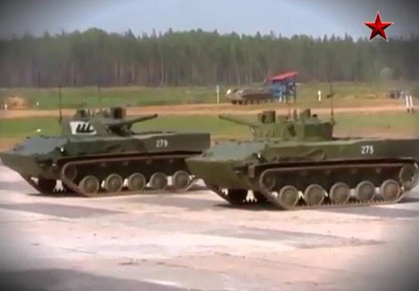 Hai xe thiết giáp BMD-4 trong bài khiêu vũ.