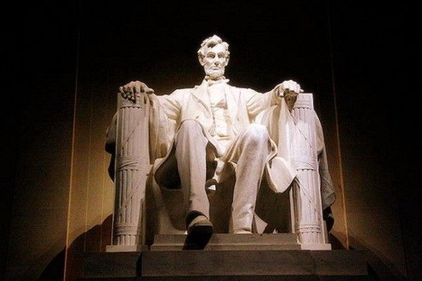 “Ong hoang, ba chua” tung dinh cu lua ngay Ca thang Tu-Hinh-2