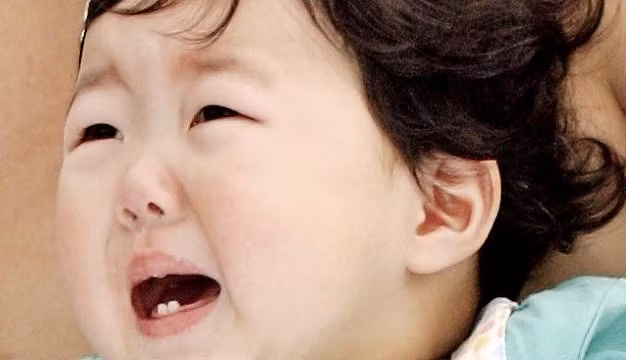 Giải thích cho một em bé rằng không được làm ồn trên sân bay sẽ là phí công tốn sức. Người lớn chỉ còn cách cố gắng chịu đựng.