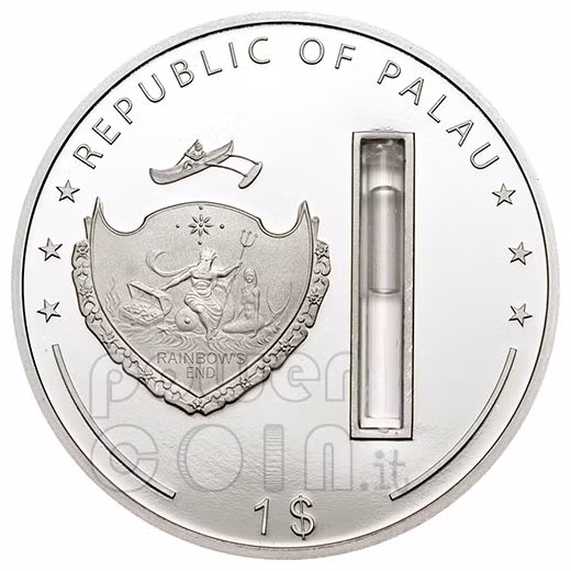 Đồng tiền này được sản xuất với số lượng có hạn, trên đó có in hình Đức mẹ Đồng trinh Maria và một lọ nhỏ nước thánh lấy từ hang động ở Lourdes, Pháp.