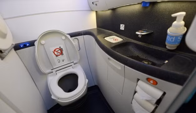 Bắt chéo chân đứng đợi trước cửa toilet và tự hỏi “Họ đang làm gì trong đó?” rất dễ khiến bạn “phát điên”.