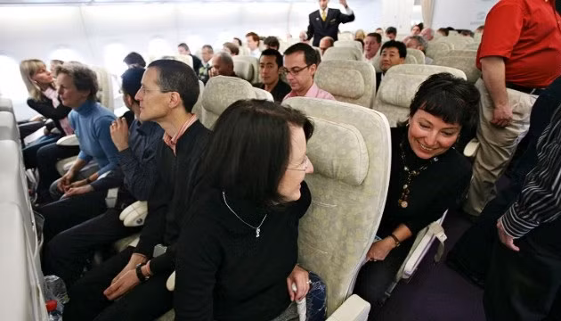 Nói chuyện hoặc nói điện thoại là quyền của mọi người, nhưng hãy điều chỉnh âm lượng sao cho không ảnh hưởng đến người xung quanh.