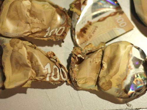 Nhược điểm là rất dễ dính trong máy ATM và có thể tan chảy ở nhiệt độ cao. (Ảnh minh họa, Internet).