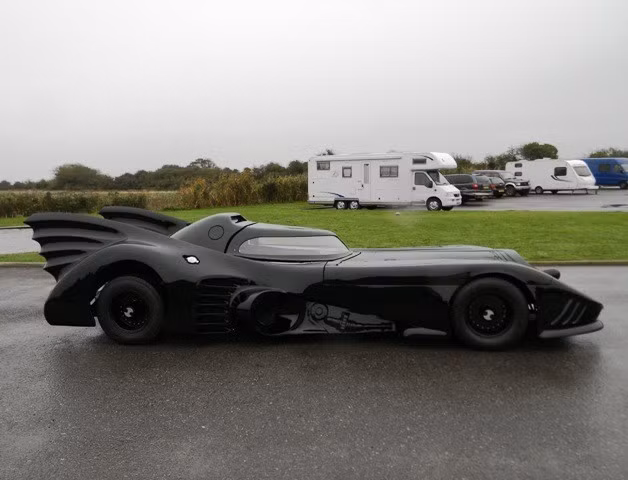 Giờ đây, các fan hâm mộ Batman có cơ hội sở hữu một chiếc xe Batmobile thực sự với thiết kế ấn tượng cùng động cơ vô cùng mạnh mẽ.