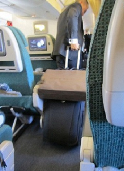 Rất nhiều người đã chứng kiến cảnh tiếp viên hàng không cố gắng giải thích cho một hành khách đang kéo vali: “Đây không phải là hành lý xách tay”.