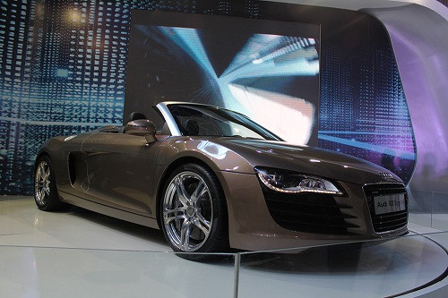 Trong triển lãm ô tô Việt Nam tháng 10 vừa qua, có tới 200 chiếc xe trị giá từ 80.000 – 200.000 USD đã được bán. (Ảnh: Vietnam Mootor Show 2013, Internet).