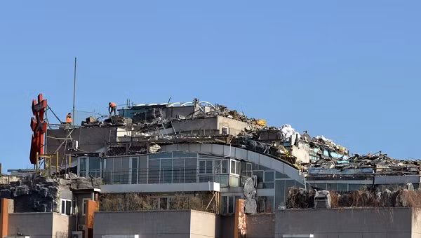 Bộ phận quản lý thành phố cho biết: công việc phá dỡ dự kiến sẽ được hoàn thành vào cuối tháng 11 này.