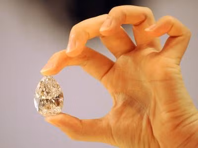 Viên kim cương hình quả lê này sau khi được mài cắt cẩn thận vẫn còn nặng tới 72 carat, có giá khoảng 10 – 13 triệu USD.