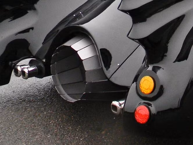 Ống xả trên xe cũng được thiết kế khá tỉ mỉ.