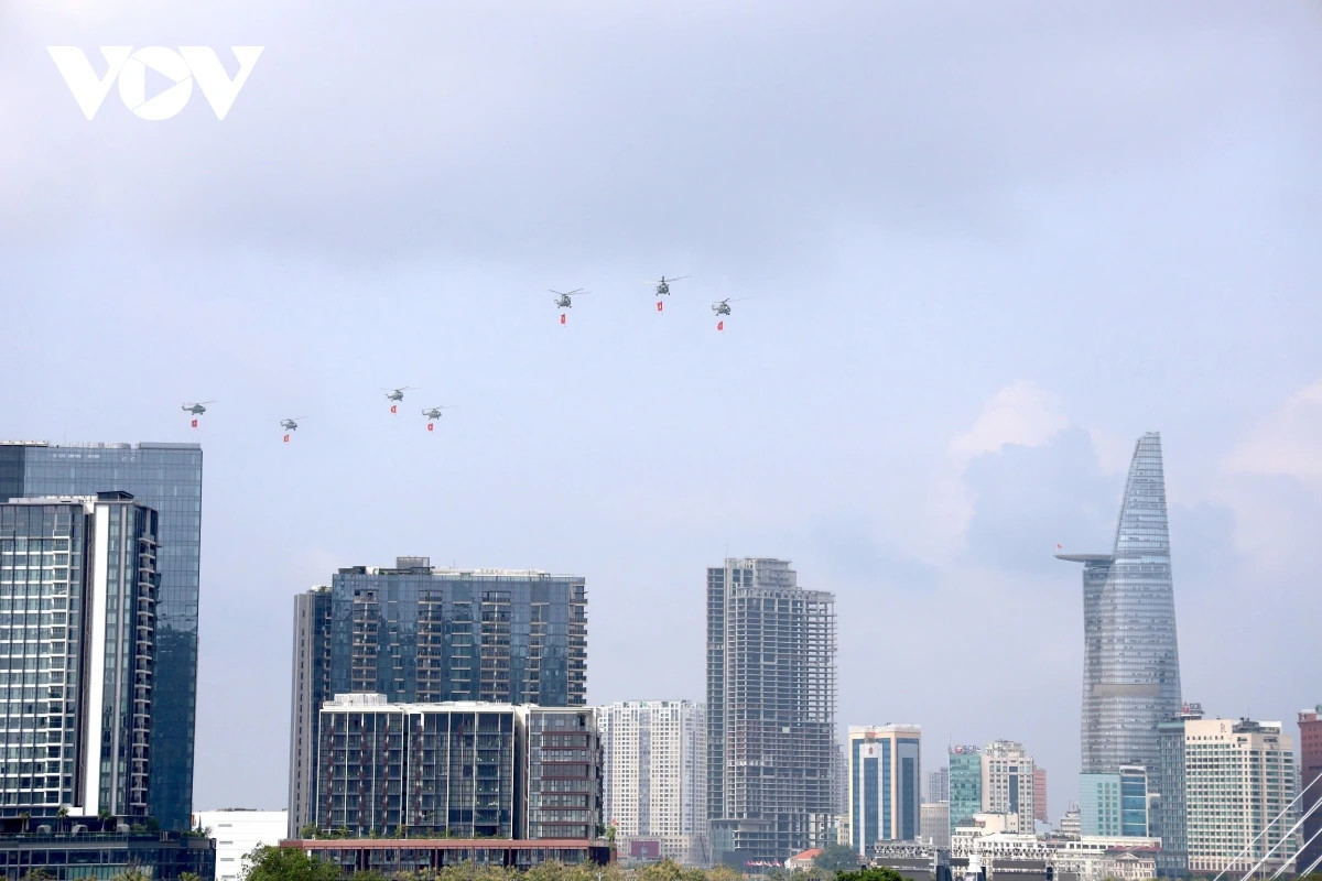 Truc thang huan luyen keo co Dang, co To quoc tren bau troi TP.HCM