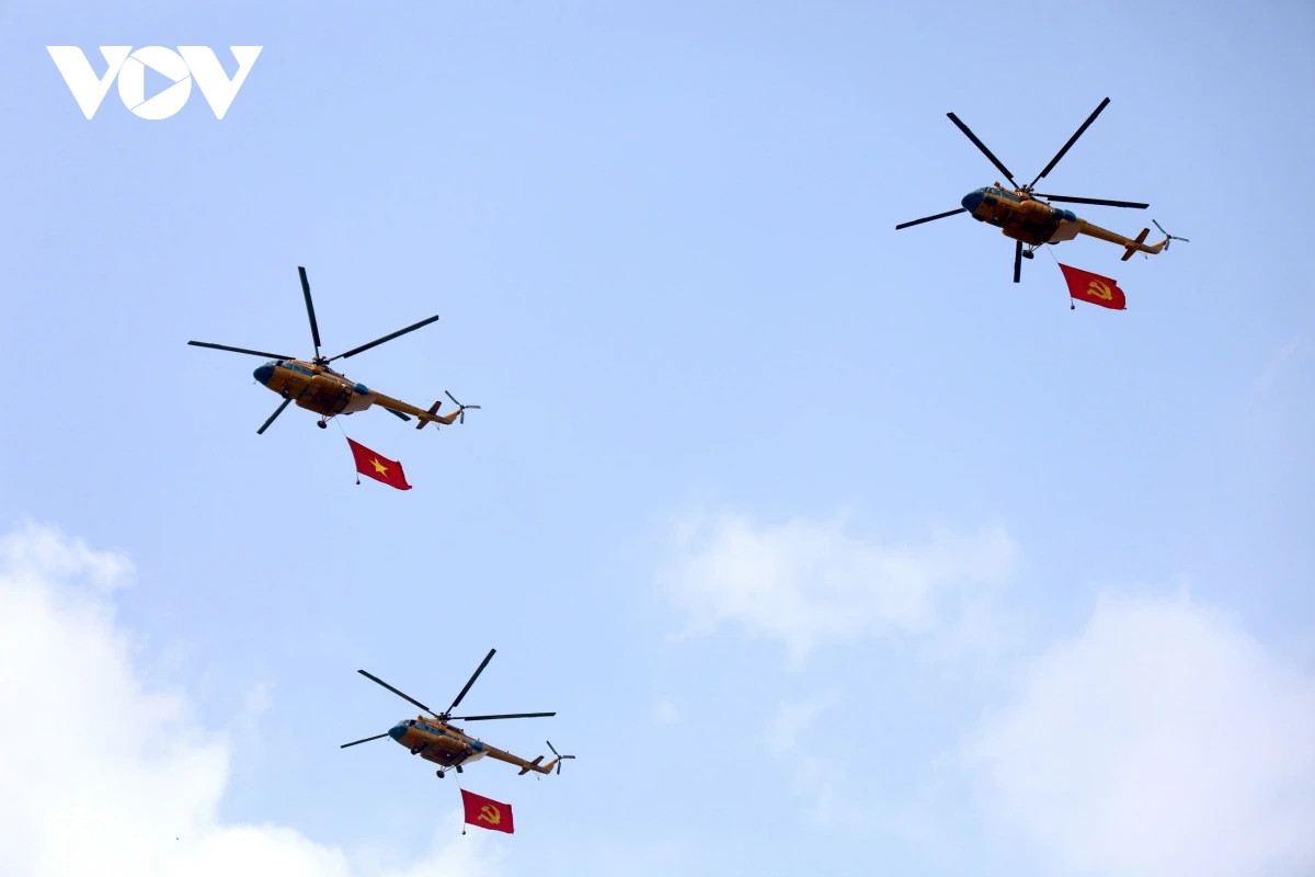 Trực thăng huấn luyện kéo cờ Đảng, cờ Tổ quốc trên bầu trời TP.HCM - Hình 4 Truc thang huan luyen keo co Dang, co To quoc tren bau troi TP.HCM-Hinh-4