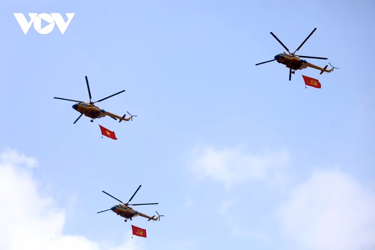 Truc thang huan luyen keo co Dang, co To quoc tren bau troi TP.HCM-Hinh-4