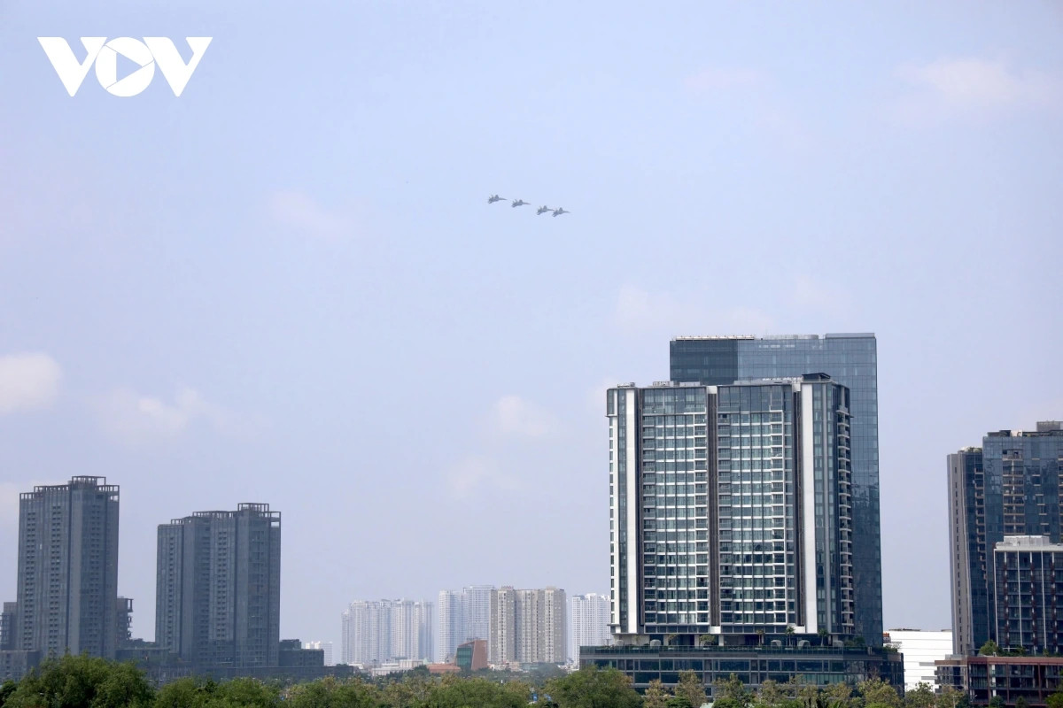 Trực thăng huấn luyện kéo cờ Đảng, cờ Tổ quốc trên bầu trời TP.HCM - Hình 7 Truc thang huan luyen keo co Dang, co To quoc tren bau troi TP.HCM-Hinh-7