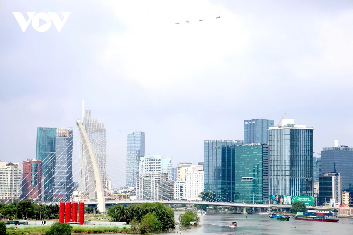 Trực thăng huấn luyện kéo cờ Đảng, cờ Tổ quốc trên bầu trời TP.HCM - Hình 5 Truc thang huan luyen keo co Dang, co To quoc tren bau troi TP.HCM-Hinh-5