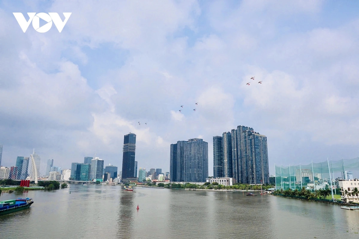 Trực thăng huấn luyện kéo cờ Đảng, cờ Tổ quốc trên bầu trời TP.HCM - Hình 3 Truc thang huan luyen keo co Dang, co To quoc tren bau troi TP.HCM-Hinh-3