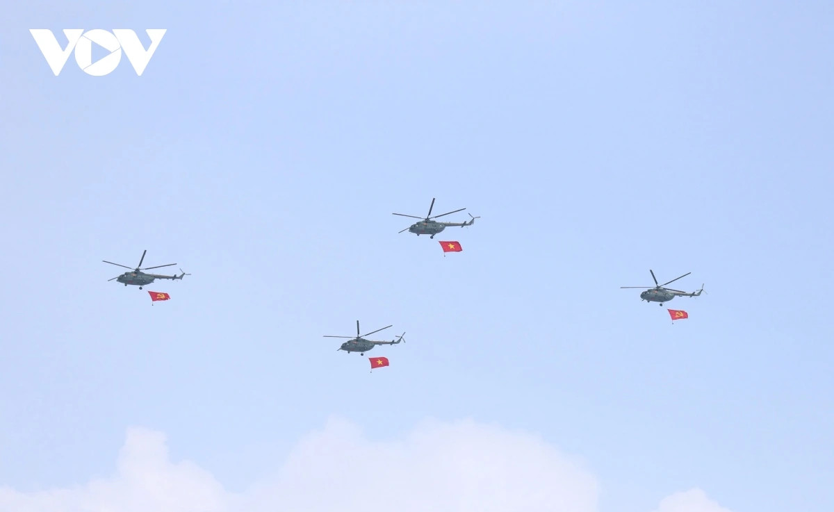 Trực thăng huấn luyện kéo cờ Đảng, cờ Tổ quốc trên bầu trời TP.HCM - Hình 2 Truc thang huan luyen keo co Dang, co To quoc tren bau troi TP.HCM-Hinh-2