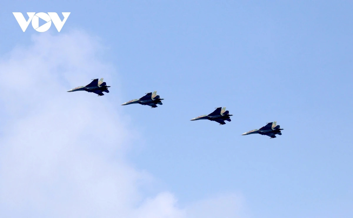 Trực thăng huấn luyện kéo cờ Đảng, cờ Tổ quốc trên bầu trời TP.HCM - Hình 6 Truc thang huan luyen keo co Dang, co To quoc tren bau troi TP.HCM-Hinh-6