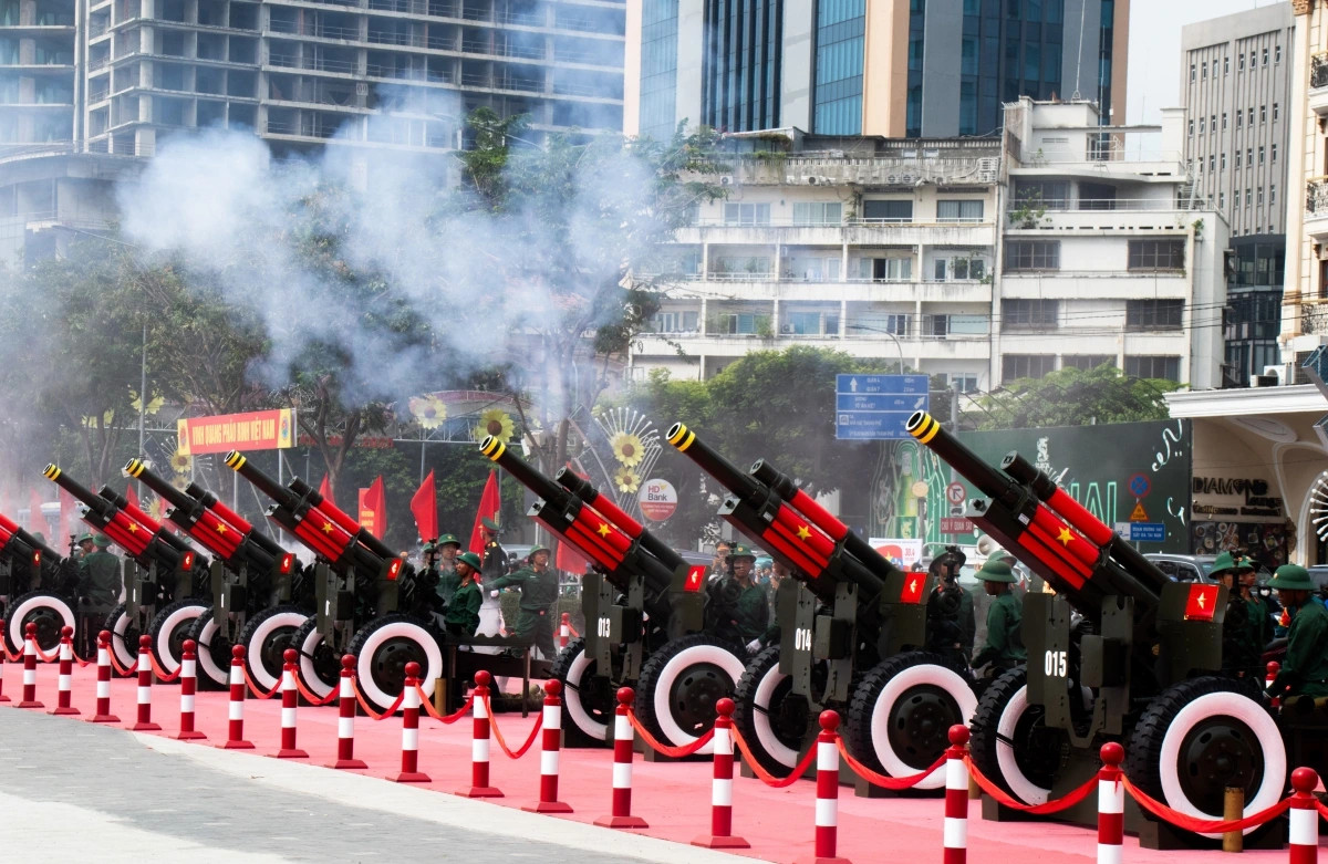 Dan dai bac ban dien tap chuan bi cho le ky niem o TP.HCM