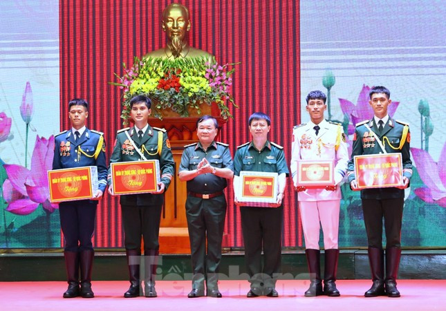 Bo Quoc phong giao nhiem vu cho luc luong tham gia duyet binh tai Quang truong Do