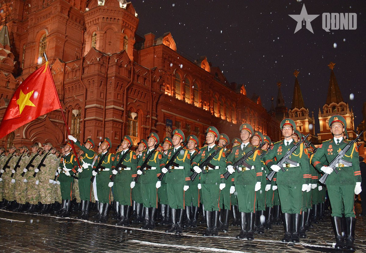 Doan Quan doi nhan dan Viet Nam hop luyen tai Quang truong Do