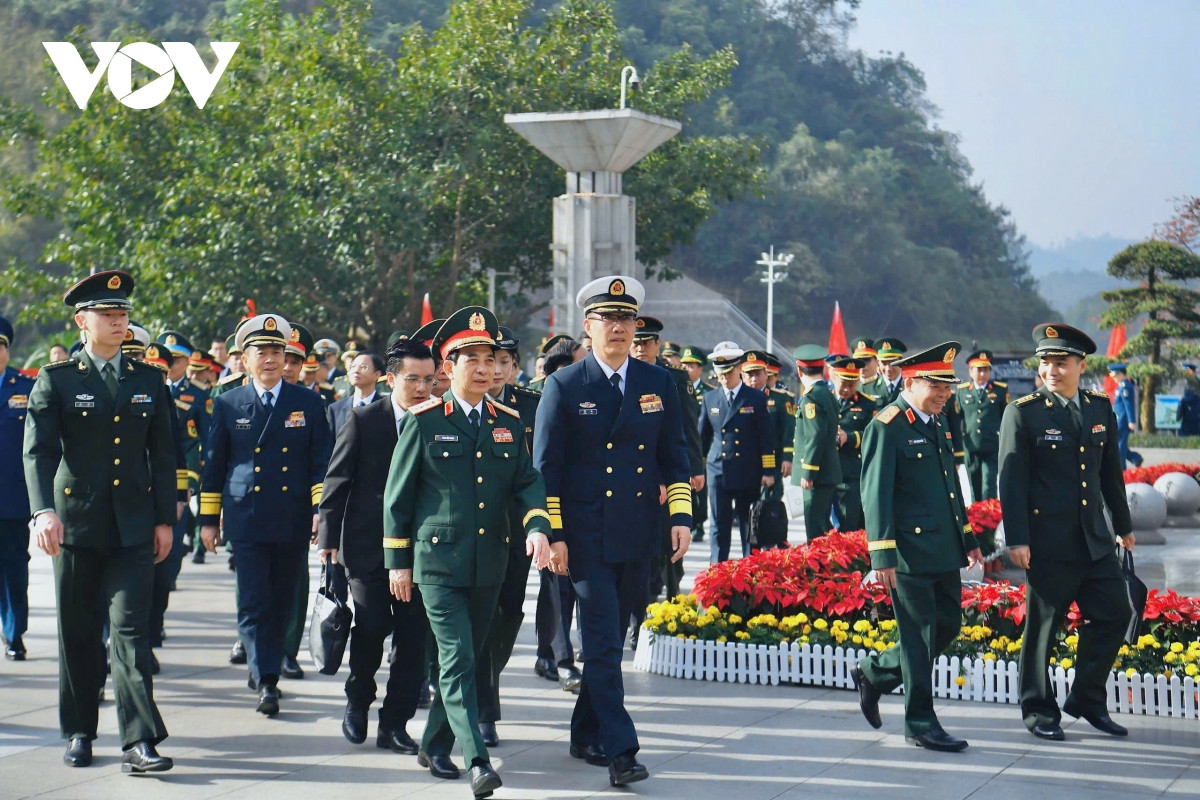 Bộ trưởng Bộ Quốc phòng Trung Quốc Đổng Quân đón Bộ trưởng Phan Văn Giang tại đường phân định biên giới hai nước Việt Nam - Trung Quốc. Hai Bộ trưởng Bộ Quốc phòng đồng chủ trì các hoạt động Giao lưu.