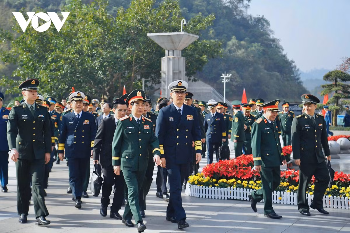 Bộ trưởng Bộ Quốc phòng Trung Quốc Đổng Quân đón Bộ trưởng Phan Văn Giang tại đường phân định biên giới hai nước Việt Nam - Trung Quốc. Hai Bộ trưởng Bộ Quốc phòng đồng chủ trì các hoạt động Giao lưu.