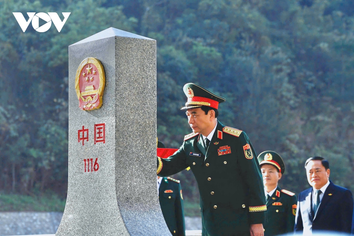 Bộ trưởng Phan Văn Giang tô son cột mốc chủ quyền quốc gia bên phía Việt Nam.