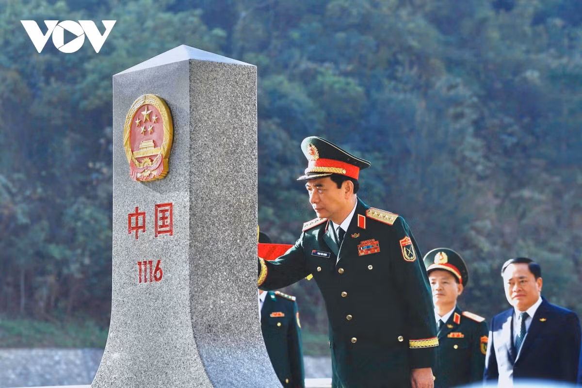  Bộ trưởng Phan Văn Giang tô son cột mốc chủ quyền quốc gia bên phía Việt Nam.