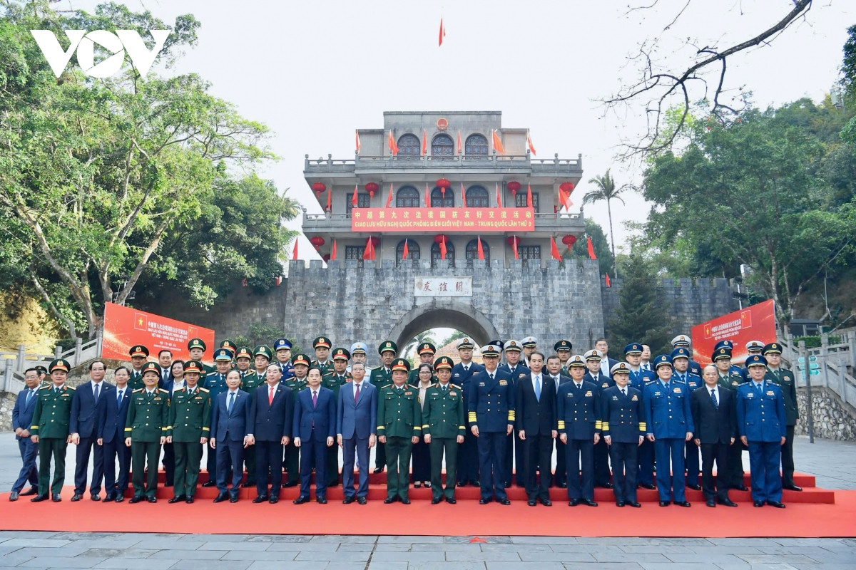 Đặc biệt, chương trình năm nay diễn ra ngay sau chuyến thăm cấp Nhà nước tới Việt Nam của Tổng Bí thư, Chủ tịch Trung Quốc Tập Cận Bình, vào đúng dịp kỷ niệm 75 năm thiết lập quan hệ ngoại giao hai nước. Đây là dấu mốc khẳng định quyết tâm của hai Đảng, hai Nhà nước và nhân dân hai nước trong việc không ngừng củng cố tình hữu nghị truyền thống, nâng tầm quan hệ Đối tác hợp tác chiến lược toàn diện Việt Nam – Trung Quốc. Trong ảnh: Bộ trưởng Đổng Quân và Bộ trưởng Phan Văn Giang cùng đoàn đại biểu Bộ Quốc phòng hai nước.