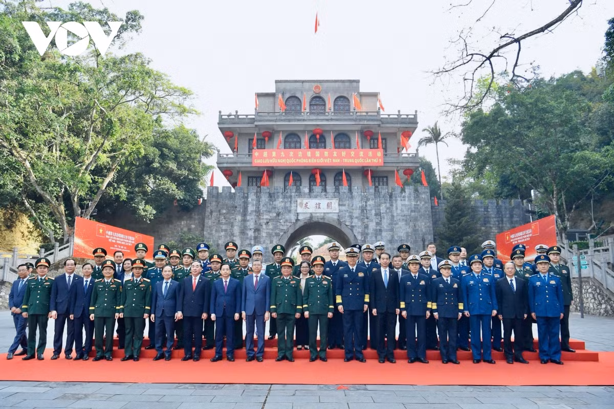 Đặc biệt, chương trình năm nay diễn ra ngay sau chuyến thăm cấp Nhà nước tới Việt Nam của Tổng Bí thư, Chủ tịch Trung Quốc Tập Cận Bình, vào đúng dịp kỷ niệm 75 năm thiết lập quan hệ ngoại giao hai nước. Đây là dấu mốc khẳng định quyết tâm của hai Đảng, hai Nhà nước và nhân dân hai nước trong việc không ngừng củng cố tình hữu nghị truyền thống, nâng tầm quan hệ Đối tác hợp tác chiến lược toàn diện Việt Nam – Trung Quốc. Trong ảnh: Bộ trưởng Đổng Quân và Bộ trưởng Phan Văn Giang cùng đoàn đại biểu Bộ Quốc phòng hai nước.