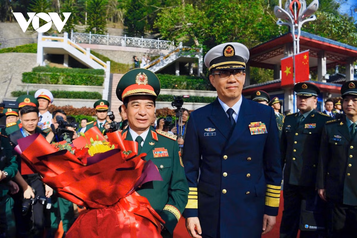 Tiếp đó, đoàn đại biểu hai nước tham quan Cửa khẩu thông minh tại Cửa khẩu Hữu Nghị Quan; thăm Trường tiểu học số 4 thành phố Bằng Tường (Trung Quốc); tham quan Thôn kiểu mẫu Chu Liên, huyện Ninh Minh; sau đó là chương trình chiêu đãi và kết thúc chương trình tại Trung Quốc bằng Lễ tiễn đoàn Việt Nam.