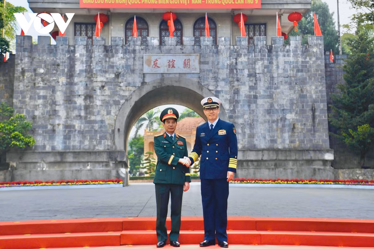 Qua 9 lần tổ chức, Giao lưu hữu nghị quốc phòng biên giới Việt – Trung đã trở thành hoạt động đối ngoại thường niên có ý nghĩa chiến lược, góp phần củng cố lòng tin chính trị, làm sâu sắc quan hệ quốc phòng, xây dựng khu vực biên giới hòa bình, hữu nghị và phát triển bền vững. Trong ảnh: Bộ trưởng Đổng Quân và Bộ trưởng Phan Văn Giang.