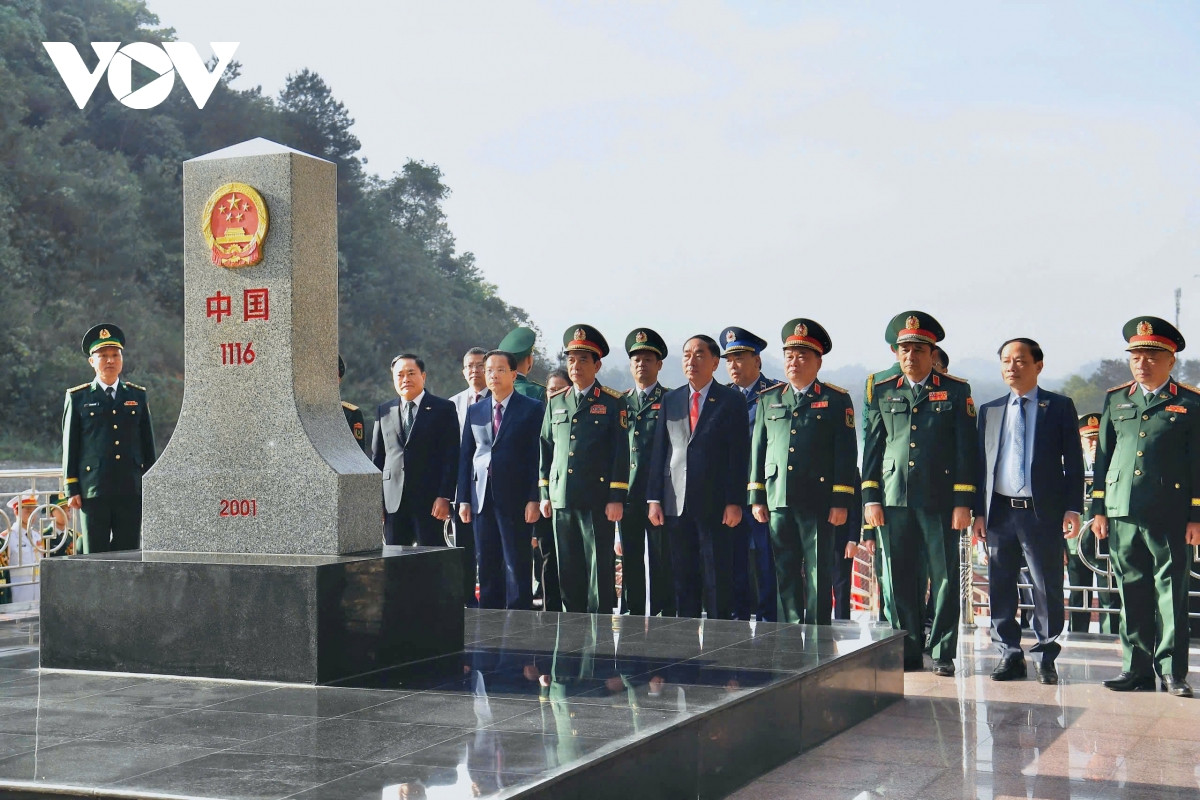 Mở đầu hoạt động Giao lưu hữu nghị quốc phòng biên giới Việt Nam - Trung Quốc lần thứ 9, Bộ trưởng Phan Văn Giang và các đại biểu thực hiện nghi thức tại cột mốc chủ quyền quốc gia.