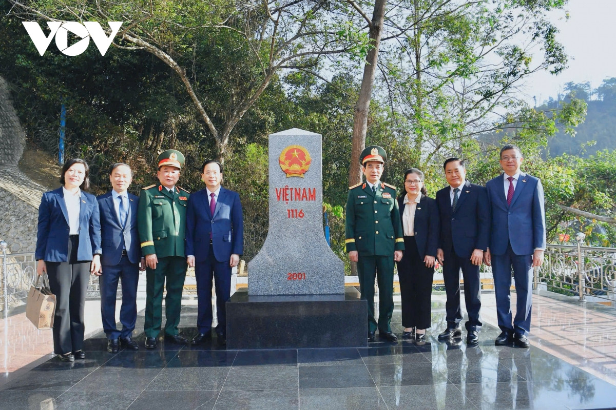 Các đại biểu chụp ảnh tại cột mốc chủ quyền quốc gia bên phía Việt Nam.