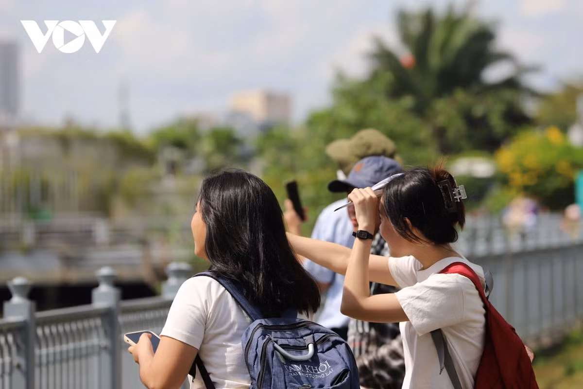 Các màn trình diễn máy bay khiến người dân rất thích thú