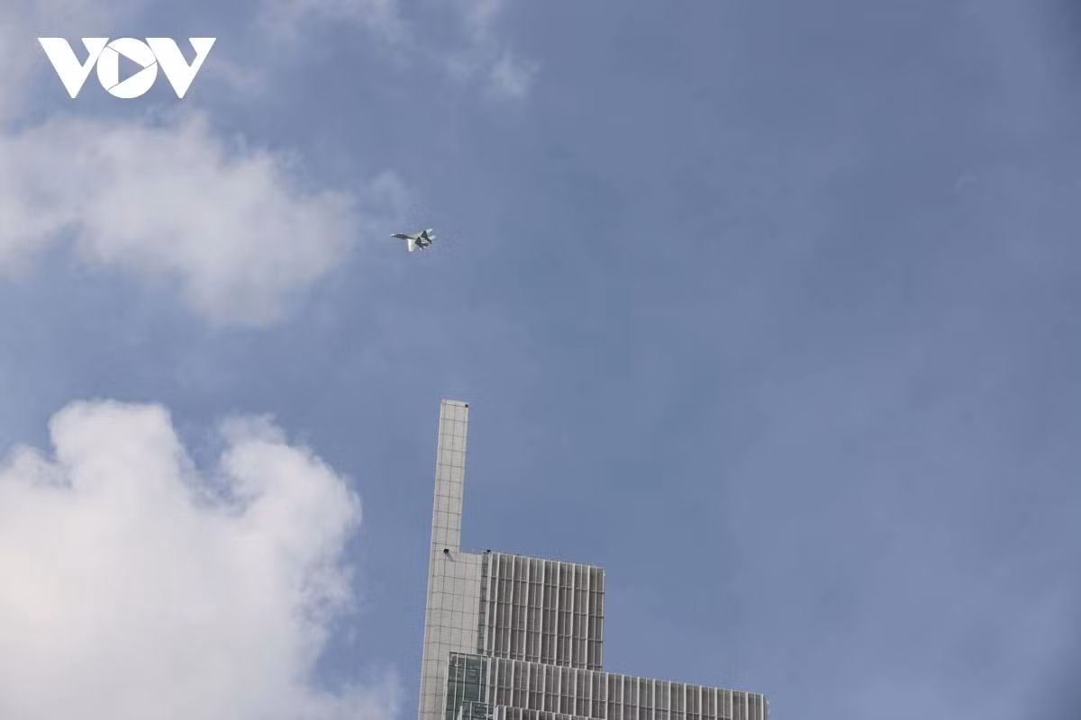 Màn tách đôi của một máy bay trình diễn trên bầu trời TP.HCM sáng nay