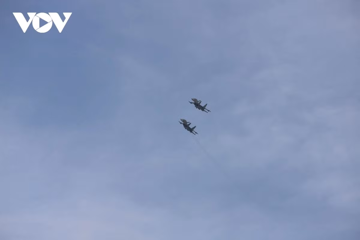 Các phi công hiệp đồng phối hợp nhuần nhuyễn, thực hiện kỹ thuật bay trình diễn từ đơn giản đến phức tạp