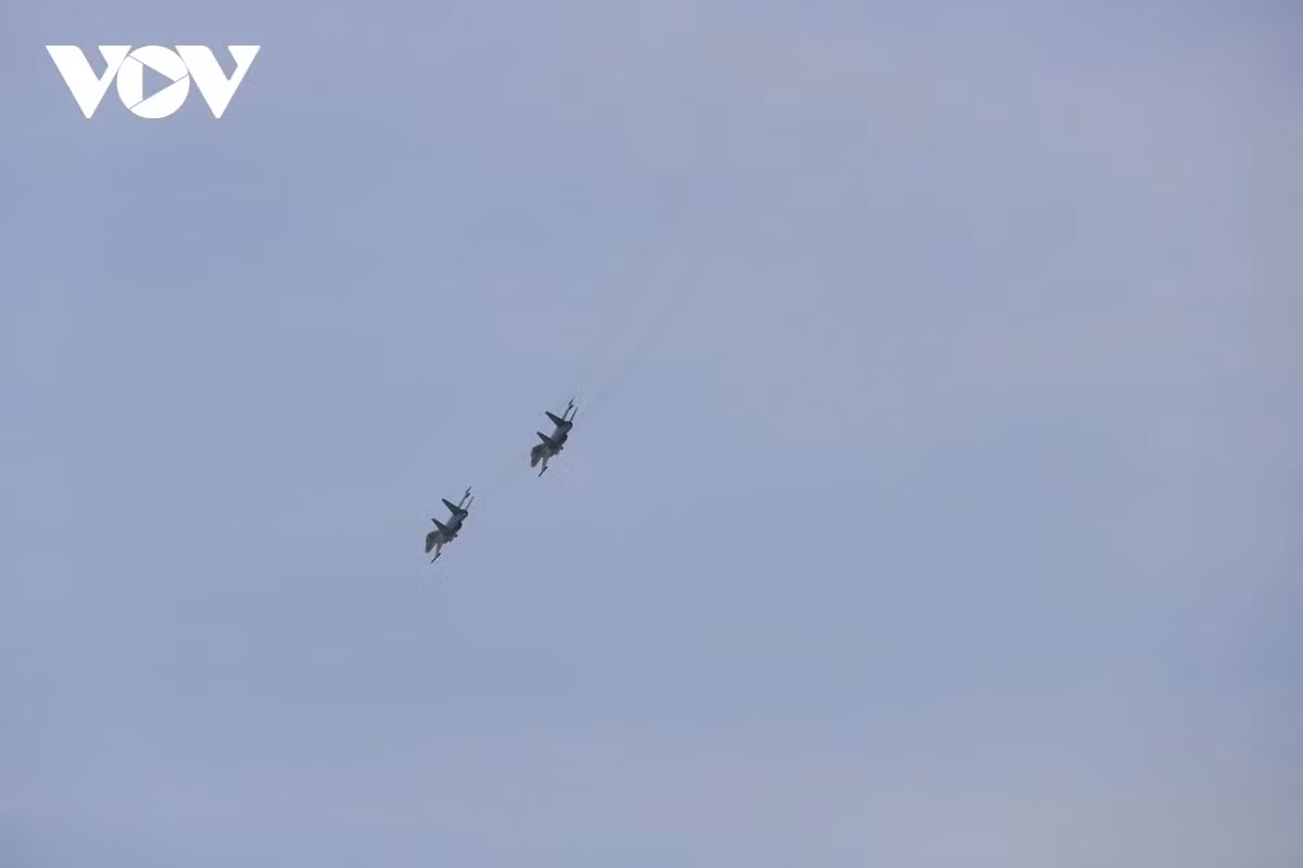 Su-30MK2 và Yak-130 trình diễn nhiều màn bay phức tạp, bao gồm bay đội hình mũi tên, bay hình chữ V và các pha kỹ thuật điêu luyện