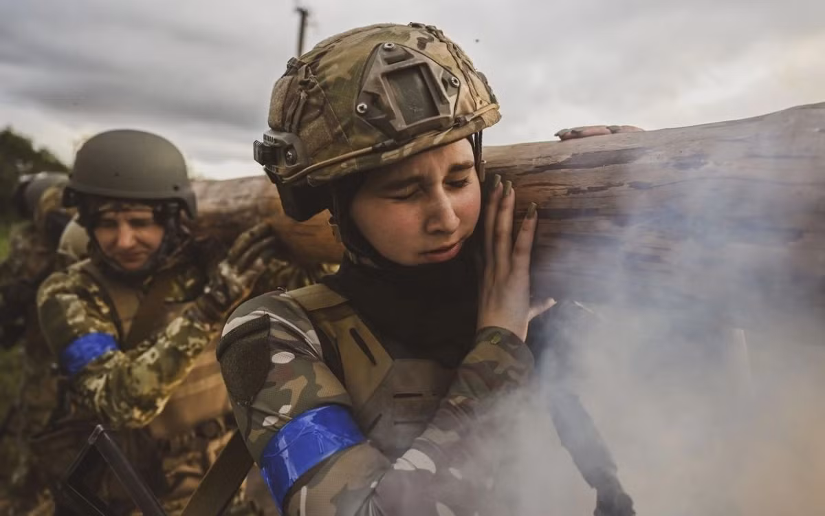 Quan chuc Ukraine goi y nghia vu quan su bat buoc doi voi nu