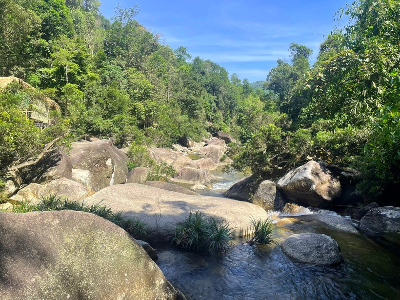 Khi quân giặc rút đi, Lê Lợi sai quân lính tìm xác con chó quý và truyền lệnh chôn cất tử tế. Về sau, vua Lê Lợi đặt tên cho thác nước đó là thác Má Háo (theo tiếng dân tộc Thái là thác Chó ngáp). Sau này, người dân địa phương đọc chệch âm thành thác Ma Hao cho đến ngày nay.